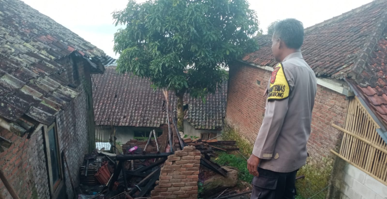 Hujan Disertai Angin Kencang Robohkan Rumah Warga di Malangbong Garut